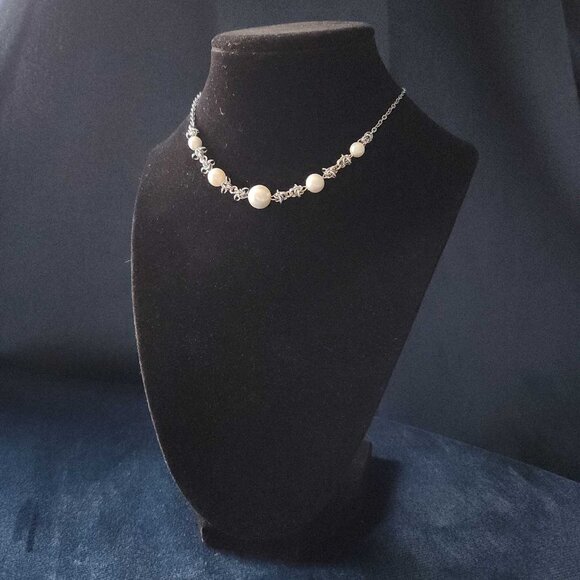 50s Old Hollywood style white pearls and silver chainmaille choker necklace - Picture 6 of 9